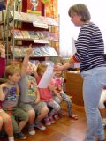 przedszkolaki w bibliotece